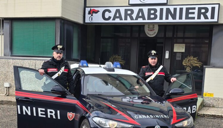 Cento: Scappa da un negozio dopo aver rubato giubbotti e diversa maglieria, arrestato 25enne