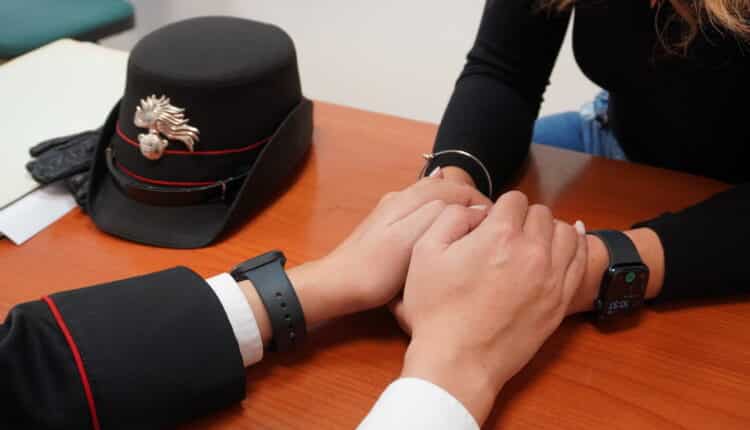 Santa Maria Capua Vetere: Chiede alla compagna di sceglierlo al posto della figlia, al rifiuto della donna la aggredisce e la perseguita