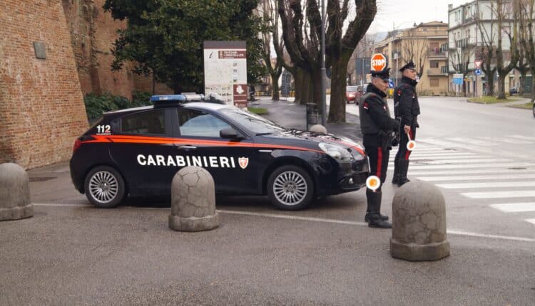 Città di Castello: si aggira con un coltello nel centro abitato e aggredisce i Carabinieri, arrestato