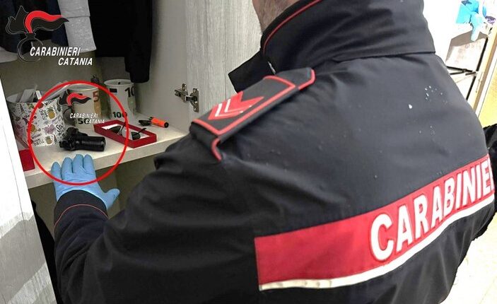 Catania: Cerca di disfarsi di una pistola carica mentre fugge dall'Alt dei Carabinieri, arrestato 27enne