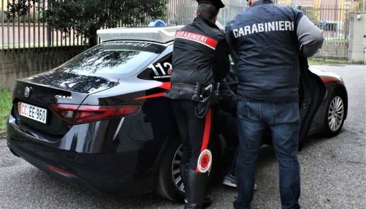Ferrara: Prende a calci la vetrata del portone di un condominio, arrestato 30enne