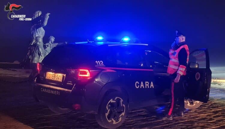 Cesenatico: scoperto a rubare in un ristorante minaccia il cameriere con un coltello