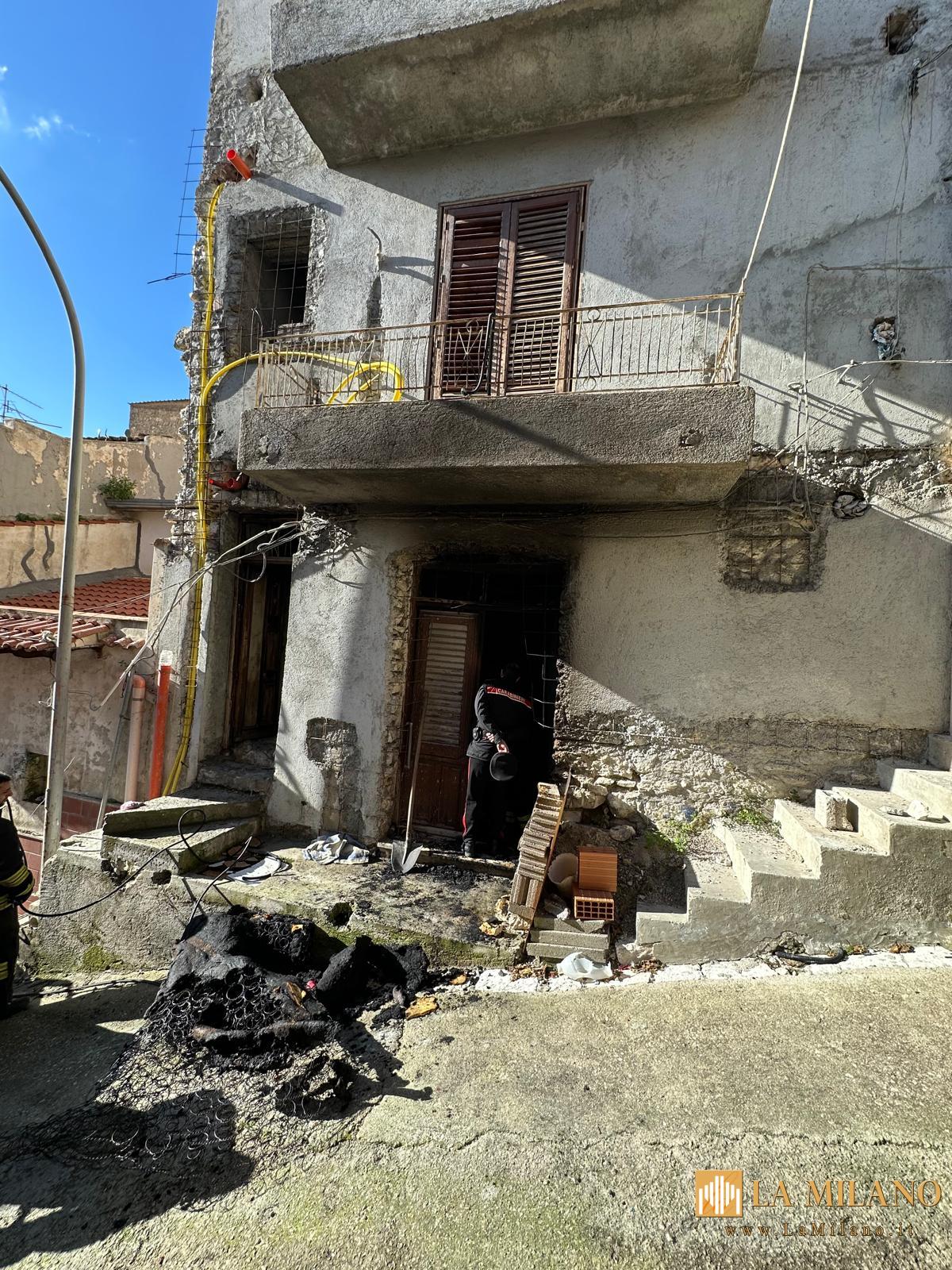 San Cipirello: Carabinieri salvano due bambini da un'incendio