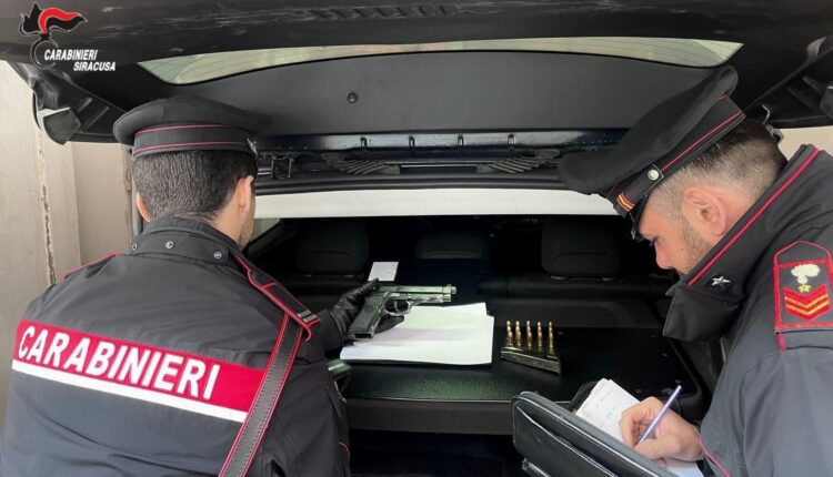 Francofonte, i Carabinieri arrestano in piazza un 26enne armato di pistola