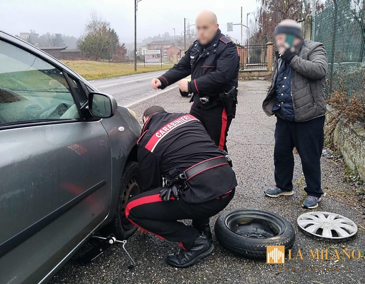 Fubine, "appuntamento, fretta e malasorte": buca una gomma ma, a causa di problemi di salute, non è in grado di sostituirla. I Carabinieri intervengono in aiuto