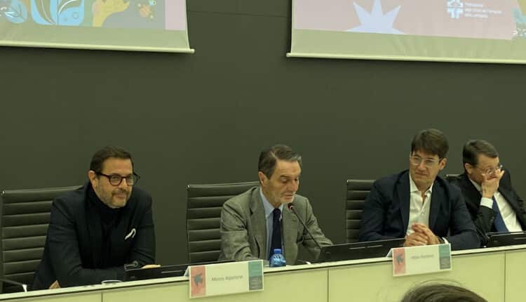 Presentato in Regione Lombardia un progetto sperimentale all'avanguardia: coinvolgere le farmacie del territorio, più vicine ai pazienti e semplificare la sanità.