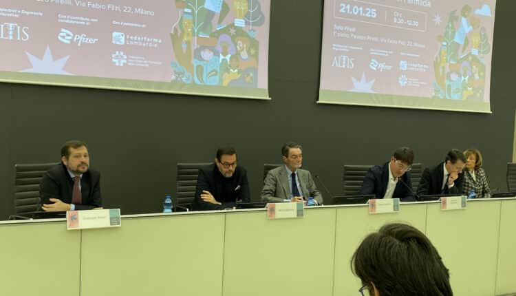 Presentato in Regione Lombardia un progetto sperimentale all'avanguardia: coinvolgere le farmacie del territorio, più vicine ai pazienti e semplificare la sanità.