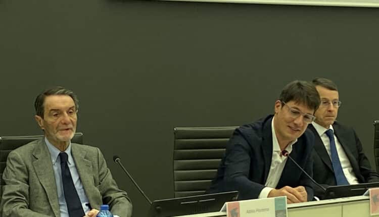 Presentato in Regione Lombardia un progetto sperimentale all'avanguardia: coinvolgere le farmacie del territorio, più vicine ai pazienti e semplificare la sanità.