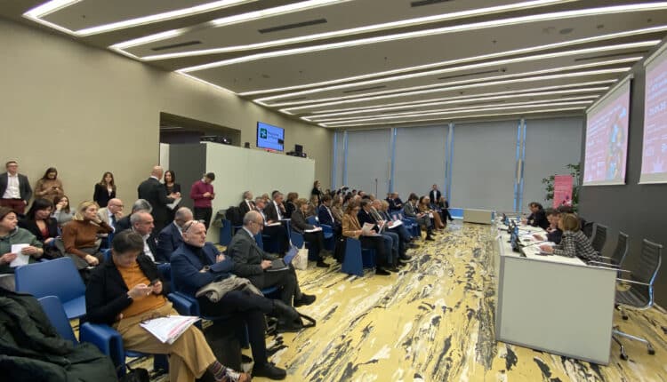 Presentato in Regione Lombardia un progetto sperimentale all'avanguardia: coinvolgere le farmacie del territorio, più vicine ai pazienti e semplificare la sanità.