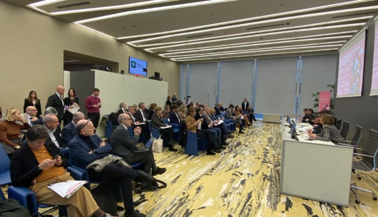 Presentato in Regione Lombardia un progetto sperimentale all'avanguardia: coinvolgere le farmacie del territorio, più vicine ai pazienti e semplificare la sanità.