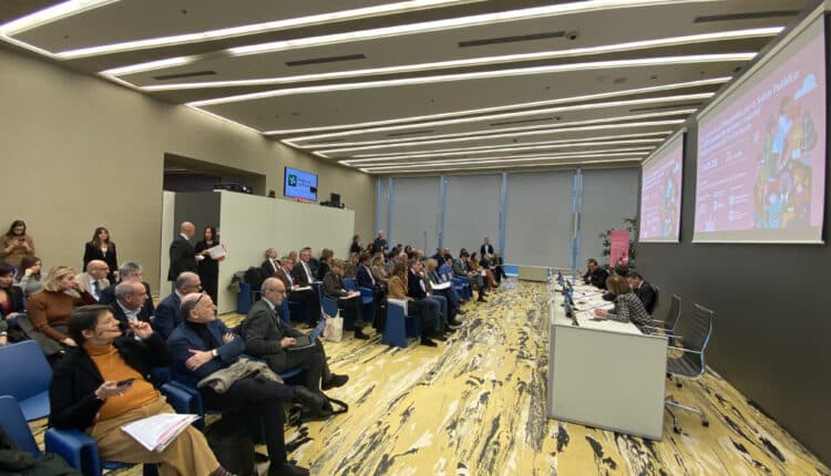 Presentato in Regione Lombardia un progetto sperimentale all'avanguardia: coinvolgere le farmacie del territorio, più vicine ai pazienti e semplificare la sanità.