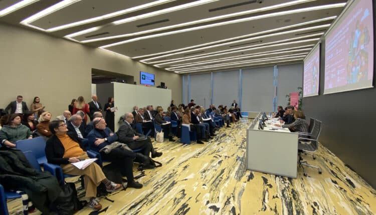 Presentato in Regione Lombardia un progetto sperimentale all'avanguardia: coinvolgere le farmacie del territorio, più vicine ai pazienti e semplificare la sanità.