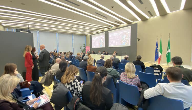 Presentato in Regione Lombardia un progetto sperimentale all'avanguardia: coinvolgere le farmacie del territorio, più vicine ai pazienti e semplificare la sanità.