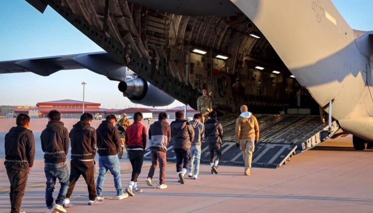 USA, Migranti in catene: le foto shock dei rimpatri dall’amministrazione Trump.