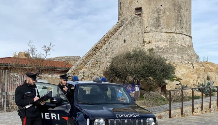 Isola d'Elba: Minacciano un ragazzo con un pistola per poi nasconderla in un arenile, denunciati tre giovani
