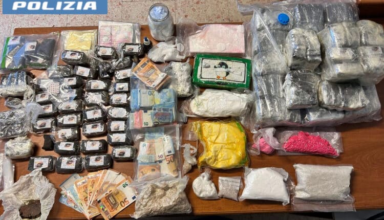 Roma: Coppia di pusher arrestata dalla Polizia di Stato. Oltre 10 mila Euro il probabile guadagno dell'attività di spaccio di sostanze tra cui cocaina rosa, oppio, anfetamine e LSD