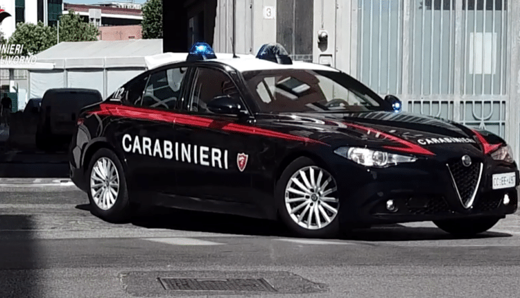 Livorno, sottrae ad una donna il cellulare e carte di pagamento con cui ha provato a fare una transazione. Individuato ed arrestato il presunto autore