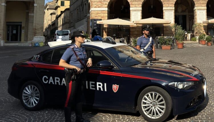 Macerata: Furto aggravato e resistenza a Pubblico Ufficiale, denunciato 26enne