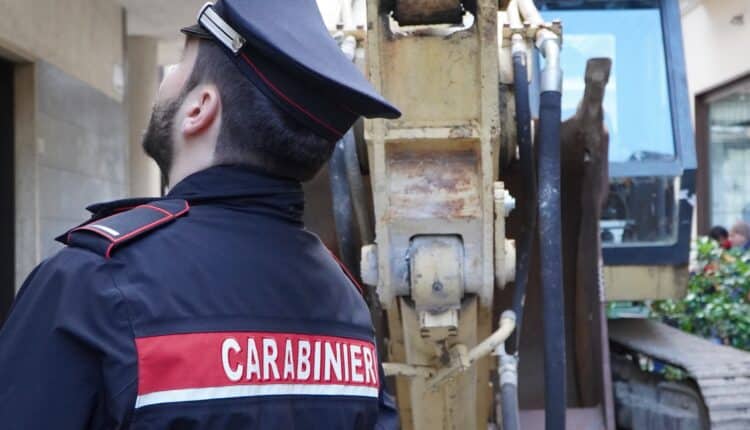 Marcianise, con una ruspa tentato di portare via l'armadio blindato con le cassette di sicurezza della banca provocando gravi danni all'edificio