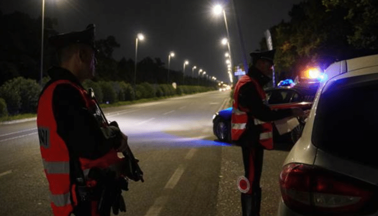 Mondragone, forzano il posto di controllo e lanciano dai finestrini 10 dosi di cocaina. Due pusher arrestati dai Carabinieri