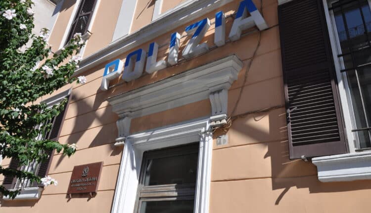 Roma: in azione con la tecnica del finto poliziotto, ma cade nella rete dei "veri" agenti di Polizia