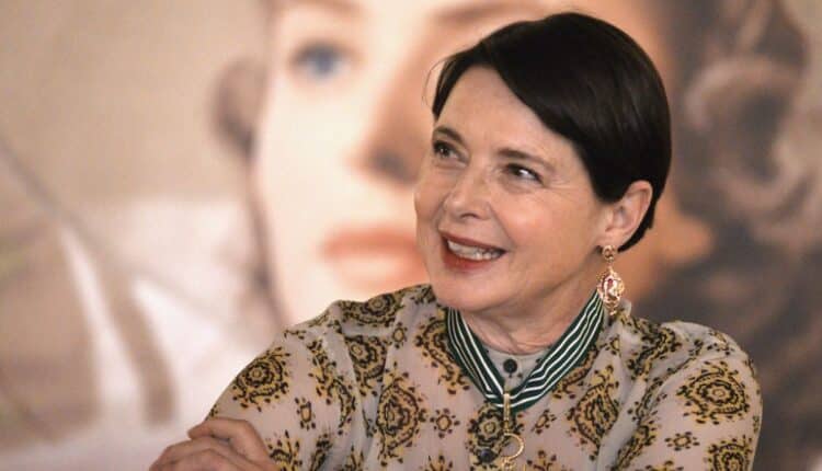 Isabella Rossellini e il viaggio verso gli Oscar 2025: l'omaggio ai genitori e la vita tra il cinema e l'arte 