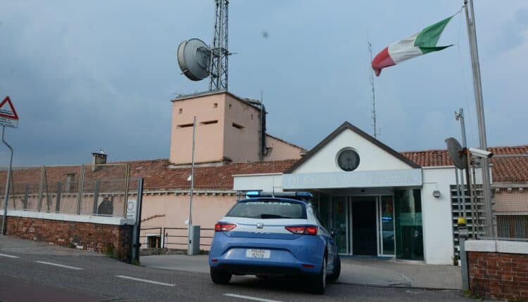 Mestre: Rapina una donna allo sportello del bancomat, arrestato