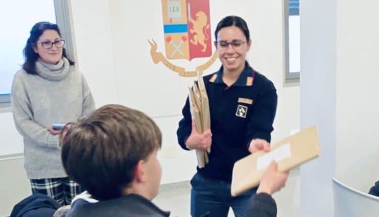 Pordenone: giovani poliziotti per un giorno, i piccoli ospiti in visita alla Questura