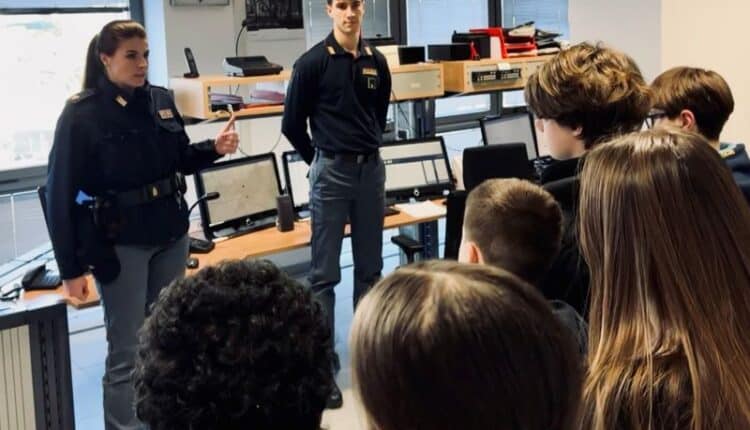 Pordenone: giovani poliziotti per un giorno, i piccoli ospiti in visita alla Questura