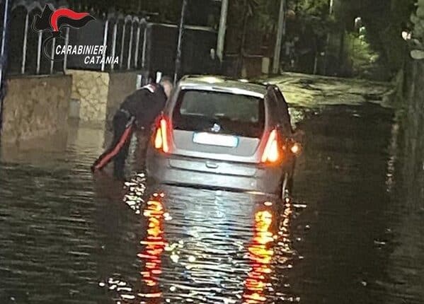 Mascalucia: Carabinieri soccorrono una 70enne bloccata in auto durante il nubifragio