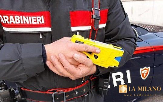 Alessandria: Dipendente ubriaco aggredisce clienti e datori di lavoro in un centro ippico, poi si scaglia con un grosso coltello contro i Carabinieri, che lo immobilizzano con il taser e lo arrestano