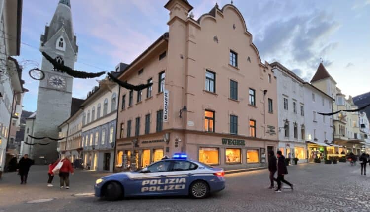 Bressanone: Serata "Maturaball", più di 200 giovani muniti di biglietto hanno tentato con la forza di sfondare il cordone dei militari