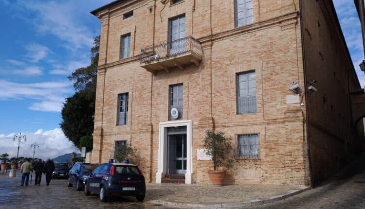 Osimo: Minaccia il suicidio sdraiandosi sui binari del treno, 39enne trasportata all'ospedale