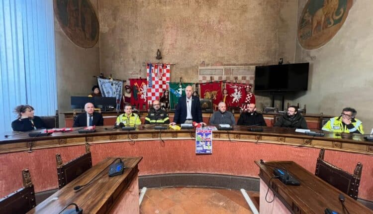 Pistoia: Il 6 Gennaio la Befana dei vigili del Fuoco si cala dal Campanile e arrivano i Re Magi