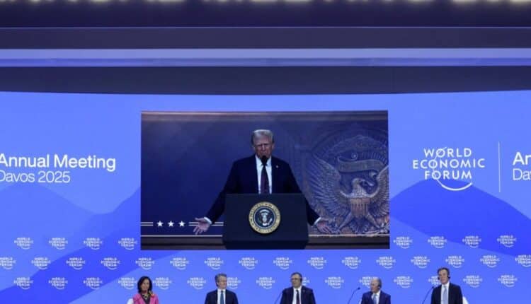 Trump a Davos, il presidente espone il programma economico americano: critiche all'Ue e dazi per chi produce fuori dagli USA