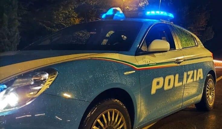 Torino: Si scaglia verso i poliziotti brandendo un martello, arrestato 46enne
