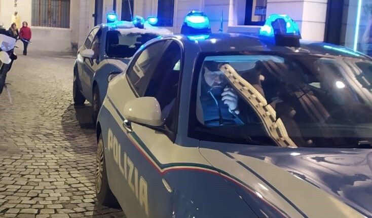 Napoli: Rubano un'auto a Scampia e tentano la fuga, arrestato un 17enne con precedenti 