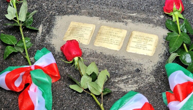 Milano: la Polizia di Stato posa 3 Pietre d'Inciampo per ricordare il Vice Brigadiere di Polizia di Stato Giuseppe Prata, la Guardia di Polizia di Stato Emidio Mastrodomenico e la Guardia di Polizia di Stato Angelo Molino