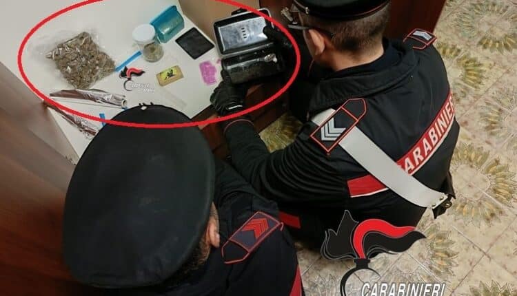Santa Maria di Licodia: Nascondeva droga in casa più 915 euro provento di attività di spaccio, arrestato 35enne