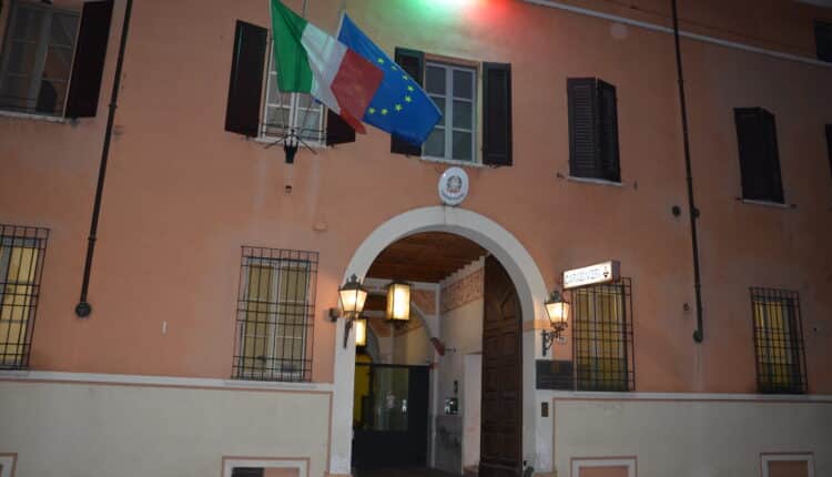 Mantova: Pur di non fornire i documenti morde la mano ad un Carabiniere, arrestato 23enne