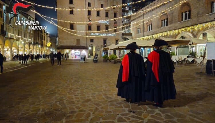 Mantova: i Carabinieri in grande uniforme pattugliano il centro città