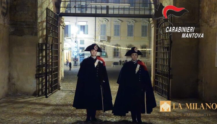 Mantova: i Carabinieri in grande uniforme pattugliano il centro città