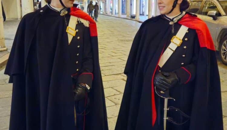 Mantova: i Carabinieri in grande uniforme pattugliano il centro città