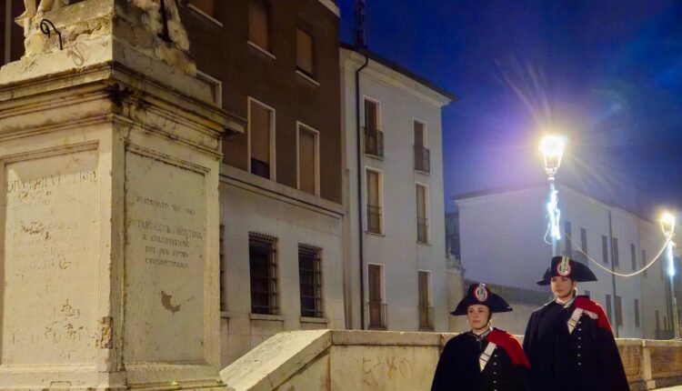 Mantova: i Carabinieri in grande uniforme pattugliano il centro città