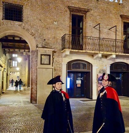 Mantova: i Carabinieri in grande uniforme pattugliano il centro città