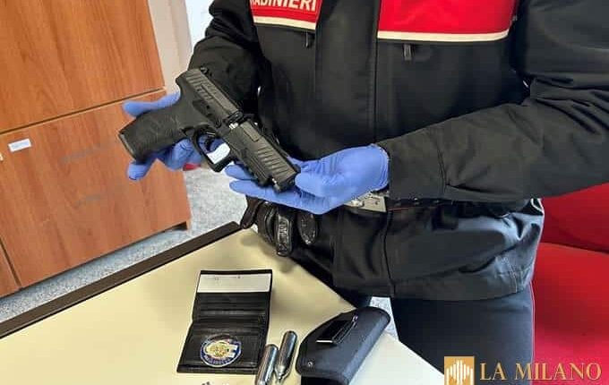 Caserta: Finto carabiniere armato di pistola ad aria compressa e placca di riconoscimento fermato in pieno centro