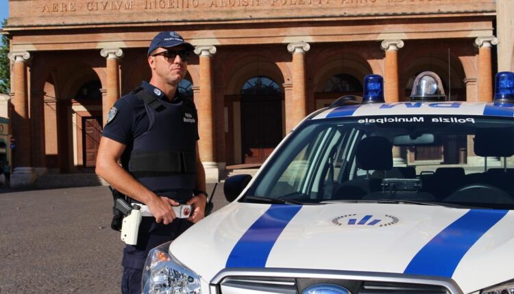 Rimini: Sventato suicidio. Giovane ragazza cerca di lanciarsi sotto un treno, ma viene salvata in extremis da due poliziotti