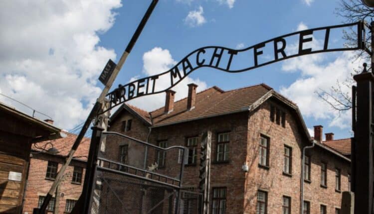 Sergio Mattarella e i leader mondiali ad Auschwitz per  l'80° anniversario della liberazione: "Ricordare è un obbligo morale, un dovere civile che ci unisce come comunità internazionale"