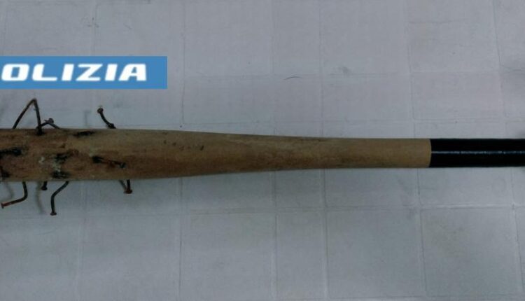 Napoli: Sorpreso con una mazza chiodata, denunciato 15enne