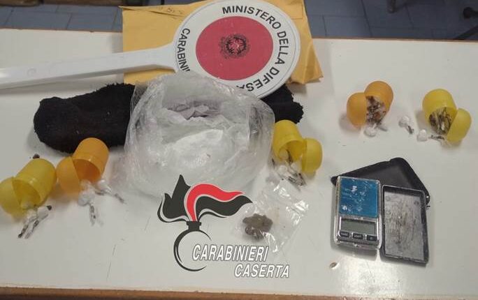 Mondragone: Non si fermano all'alt e tentano la fuga in retromarcia. 3 pusher arrestati dai Carabinieri